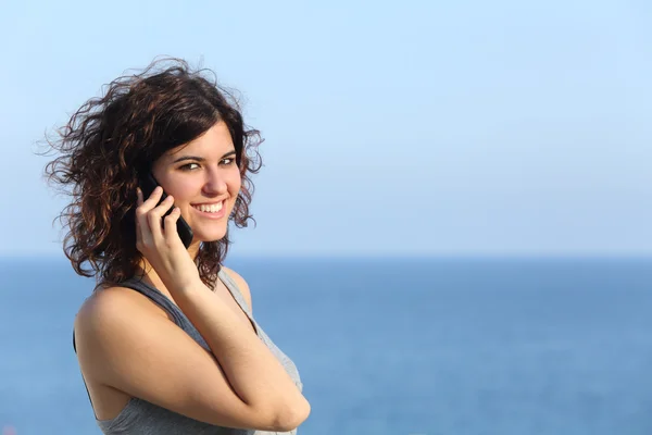 Atrakcyjny dama dorywczo rozmowy na telefon komórkowy — Zdjęcie stockowe