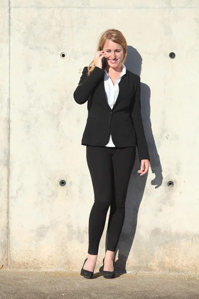 Деловая женщина разговаривает по телефону на открытом воздухе — стоковое фото