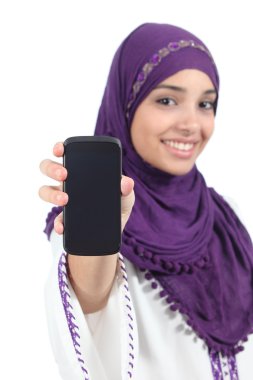 boş smartphone ekran gösteren bir hijab giyen Arap kadın
