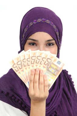 çok para tutan bir hijab giyen Müslüman kadın