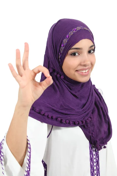 Mulher muçulmana bonita vestindo um gesto hijab ok — Fotografia de Stock