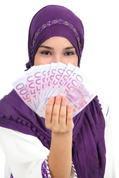 Bella donna islamica che indossa un hijab mostrando un sacco di banconote — Foto Stock