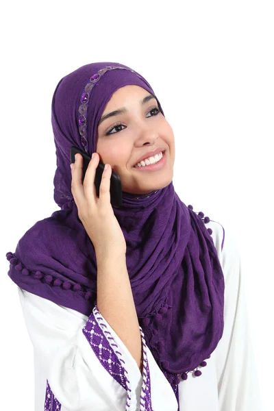 Krásná muslimská žena nosí hidžáb, mluví na mobilním telefonu — Stock fotografie