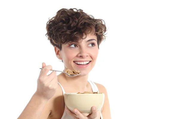 Модна жінка їсть кукурудзяні пластівці — стокове фото