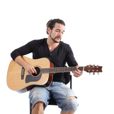 genç adam bir İspanyol gitar çalmak