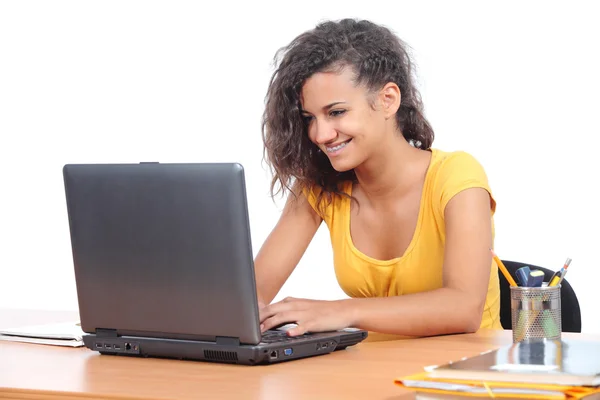 Adolescente chica navegando en un ordenador portátil en el escritorio —  Fotos de Stock