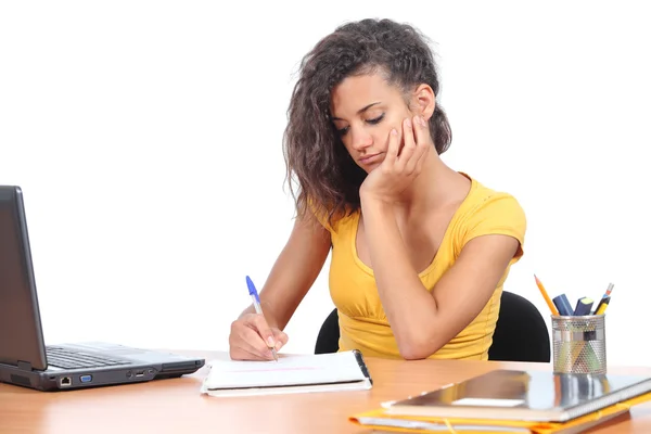 Adolescente menina estudando em uma mesa — Fotografia de Stock