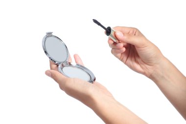 kadın el aynası ve lash mascara tutan eller