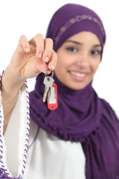 In der nähe von ein hübsch arabisch frau holding ein home keys — Stockfoto