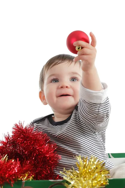 漂亮宝贝女孩拿着一个圣诞球 — 图库照片