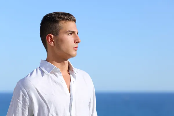 Schöner Mann mit Blick auf den Horizont — Stockfoto