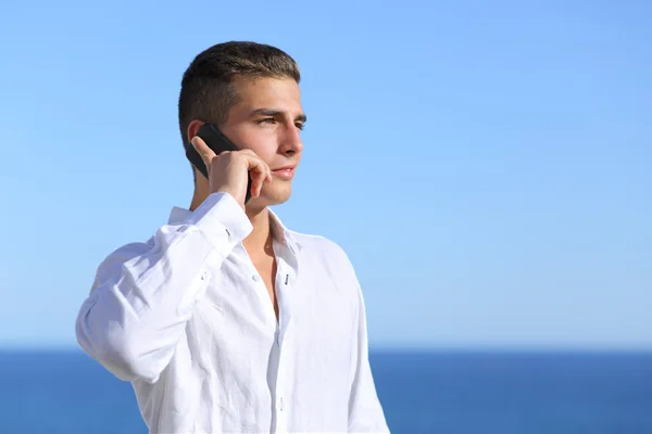 Uomo attraente che parla al telefono — Foto Stock