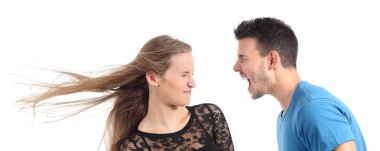 adam bir kadına bağırıyor