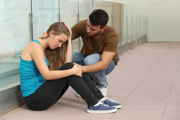 Hermosa chica adolescente preocupada y un chico consolándola —  Fotos de Stock