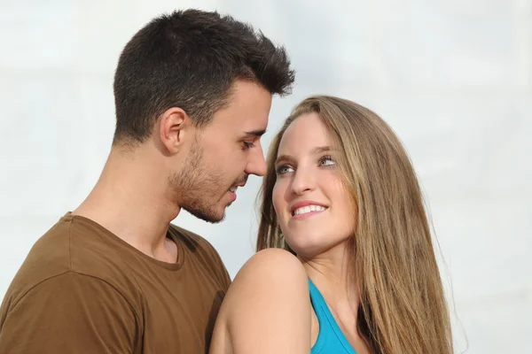 Fechar-se de um belo casal olhando uns aos outros — Fotografia de Stock