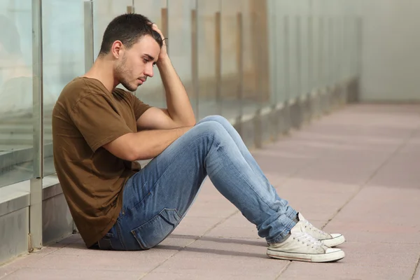 Ragazzo adolescente preoccupato seduto sul pavimento — Foto Stock