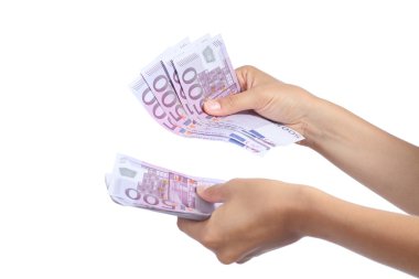 kadın elleri tutan ve bir sürü 500 Euro banknot sayma