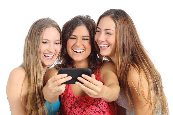 Gruppe von drei Mädchen im Teenageralter lachen und schauen auf ihr Smartphone — Stockfoto