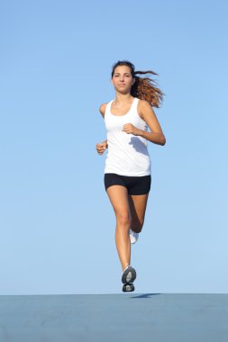 kamera doğru çalışan güzel bir sporcumuz önden görünümü