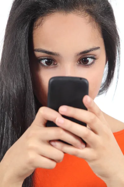 Mujer árabe bastante obsesionada con su teléfono inteligente — Foto de Stock
