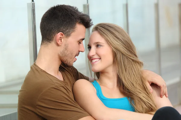 Casal apaixonado olhando uns para os outros ao ar livre — Fotografia de Stock