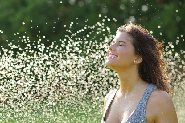 Bella donna che respira sotto un getto d'acqua — Foto Stock