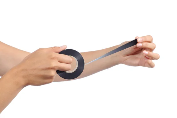 Vrouw handen houden en met behulp van een isolerend tape — Stockfoto
