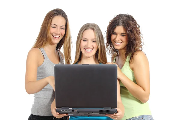 Grupo de chicas adolescentes navegando por Internet en un ordenador portátil —  Fotos de Stock