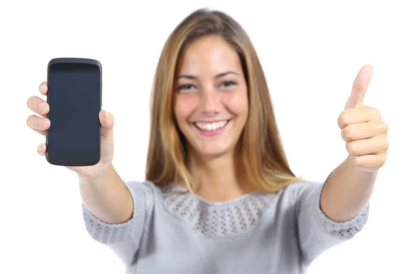 Mujer hermosa mostrando un teléfono inteligente con el pulgar hacia arriba — Foto de Stock
