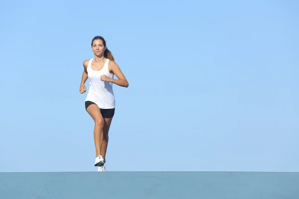 Runner vrouw draait alleen — Stockfoto