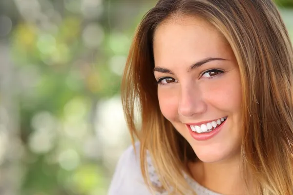 Mulher bonita com um sorriso perfeito branquear Fotos De Bancos De Imagens Sem Royalties