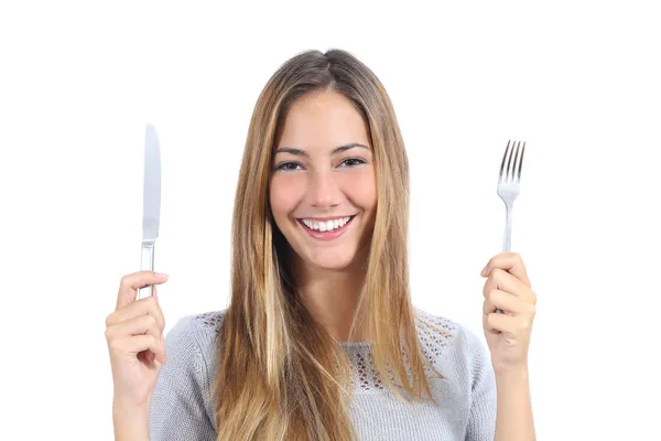 Mulher bonita segurando um garfo e uma faca de mesa — Fotografia de Stock