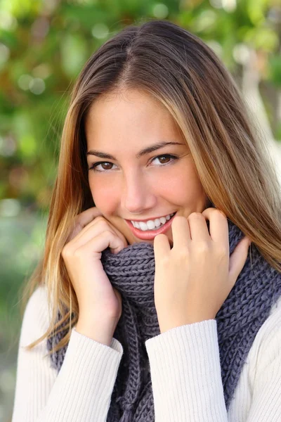 Close up de uma mulher bonita sorrindo no inverno — Fotografia de Stock