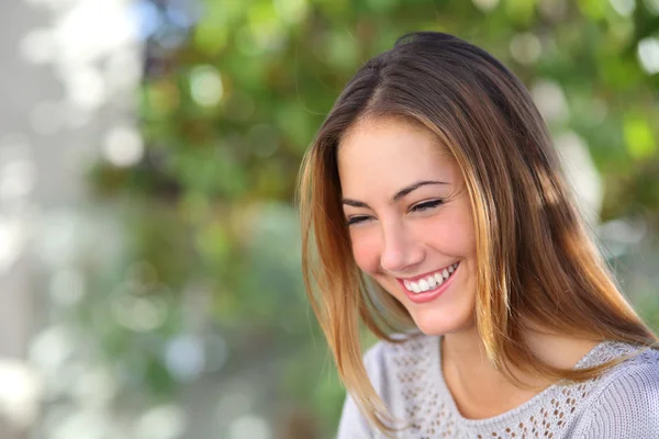 Vacker kvinna skrattar gärna utomhus — Stockfoto