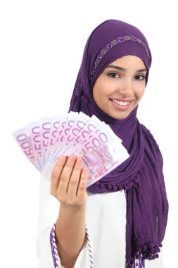 Holding ve para gösteren güzel bir Arap kadın