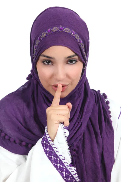 Mooie Arabische vrouw vragen om stilte met de vinger op de lippen — Stockfoto