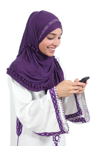 Bella araba donna navigando il suo smartphone — Foto Stock