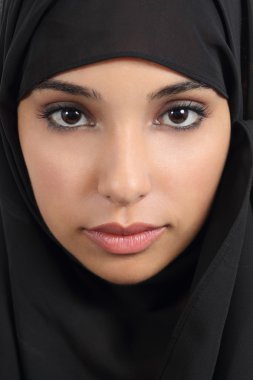 güzel arab kadın yüzü siyah bir eşarp ile portresi
