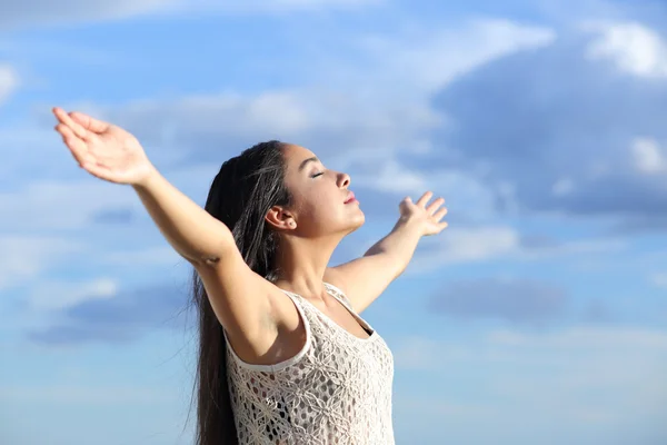 Beautiful arab woman breathing fresh air with raised arms — Stock Photo, Image