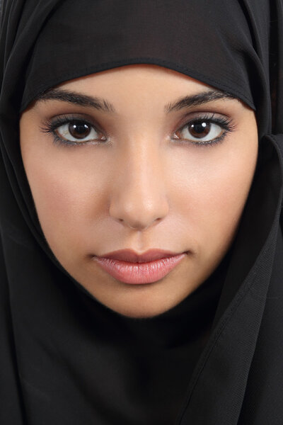 Портрет красивой арабской женщины с черным шарфом
