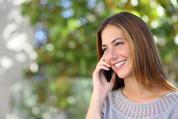Beautiful and elegant woman on the mobile phone — Stock Photo, Image