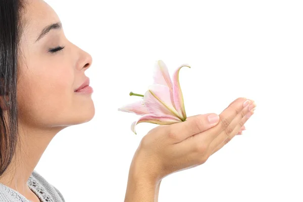 Primer plano de un hermoso perfil de mujer oliendo una flor rosa —  Fotos de Stock