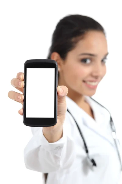 Красивая женщина-врач показывает экран смартфона изолирован — стоковое фото