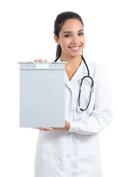 Belle femme médecin tenant et montrant un dossier d'antécédents médicaux — Photo