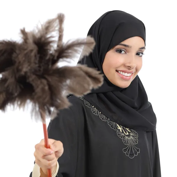 Arabische huisvrouw vrouw glimlachend en een stofdoek schoon te houden — Stockfoto