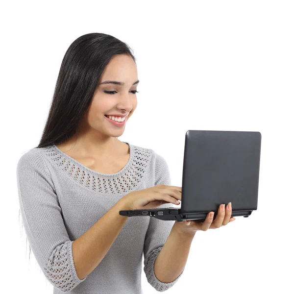 美丽的女人在笔记本计算机上浏览互联网 — 图库照片
