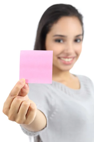Vacker kvinna visar en tom rosa papper märka — Stockfoto