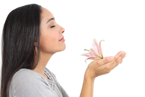 Vista lateral de una mujer árabe oliendo una flor —  Fotos de Stock