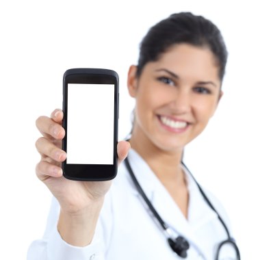 güzel kadın doktor gülümseyerek ve izole bir boş akıllı telefon ekran gösteriliyor
