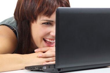 gülüyor ve netbook bilgisayar izlerken güzel kadın